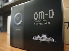 OM-D E-M10 Mark IIIの外箱の写真